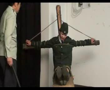 女军官老虎凳受刑[00-02-16][20250412-215047875].jpg