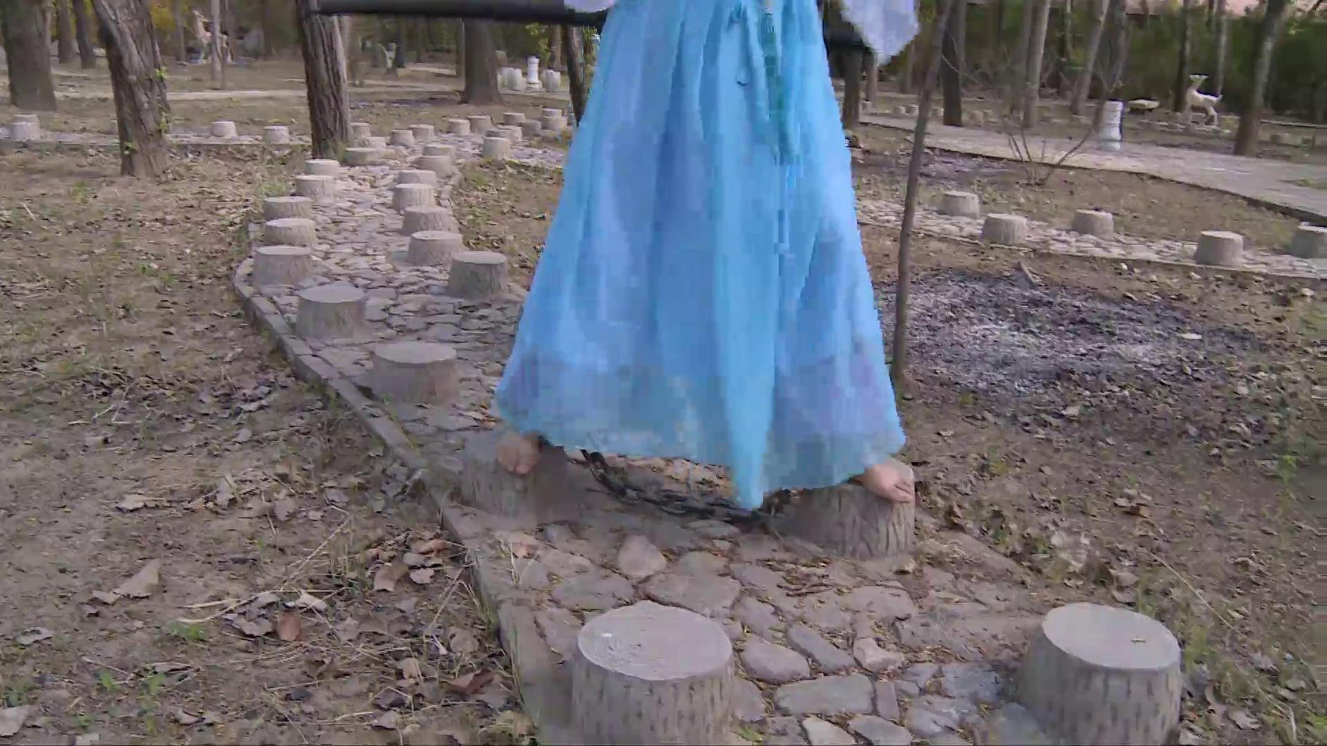 丽佳定拍 犯妇押解 漂亮女犯带枷赤足脚镣押解惩罚[00-07-11][20250419-225644500].jpg