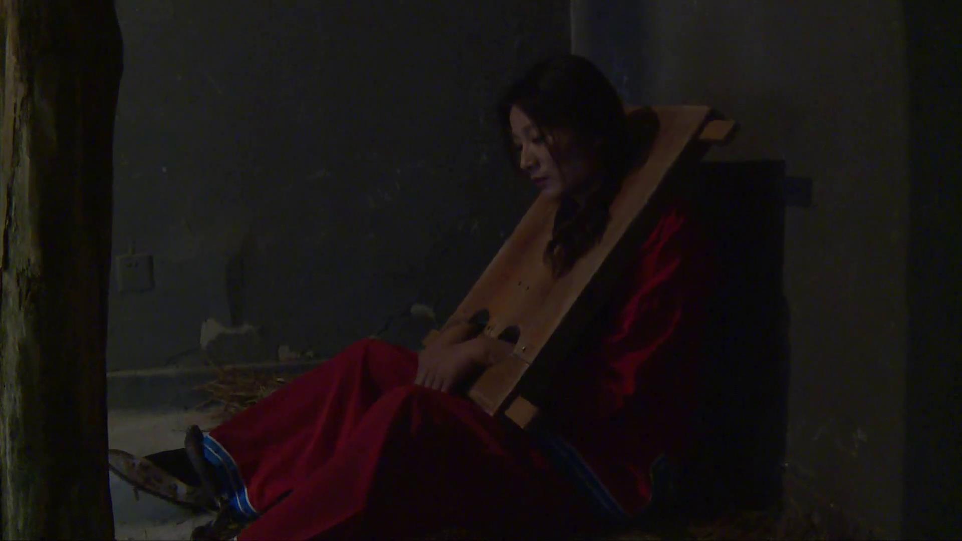丽佳定拍 红罪衣镣铐押解 女犯带枷脚镣长途押解，五花大绑插标[00-00-25][20250504-23.jpg