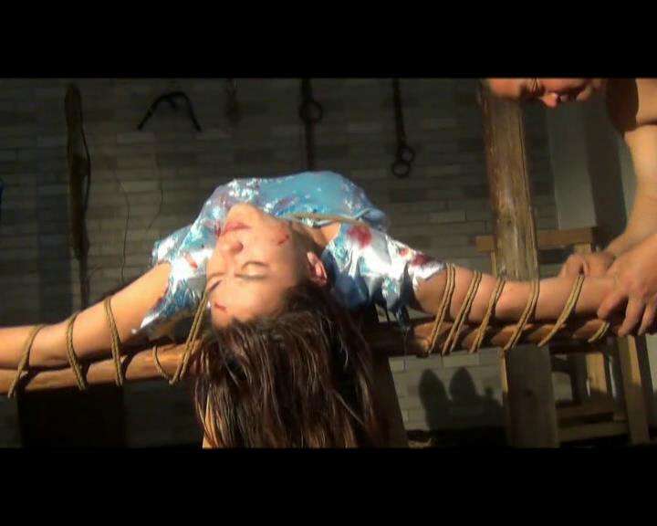 新胭脂扣 山城女烈 张露萍 绳刑[00-16-05][20251102-202801138].jpg